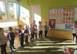 Dzieci śpiewają Mazurek Dąbrowskiego w ramach akcji pod hasłem Szkoła do hymnu